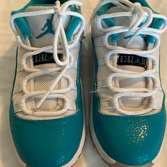 Nike Air Jordan 11 Retro Low in color Aqua Safari size 1.5 kids - Picture 4 of 6
